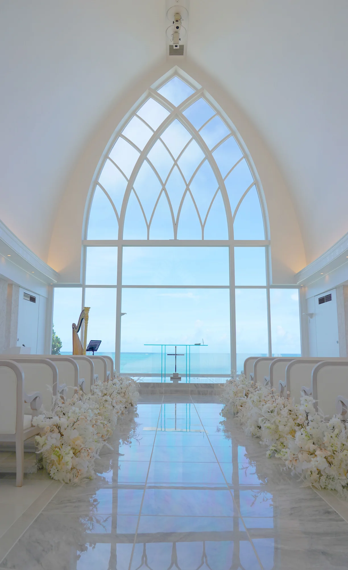 Aquagrace Chapel 내부의 아치창과 바다를 향한 버진로드
