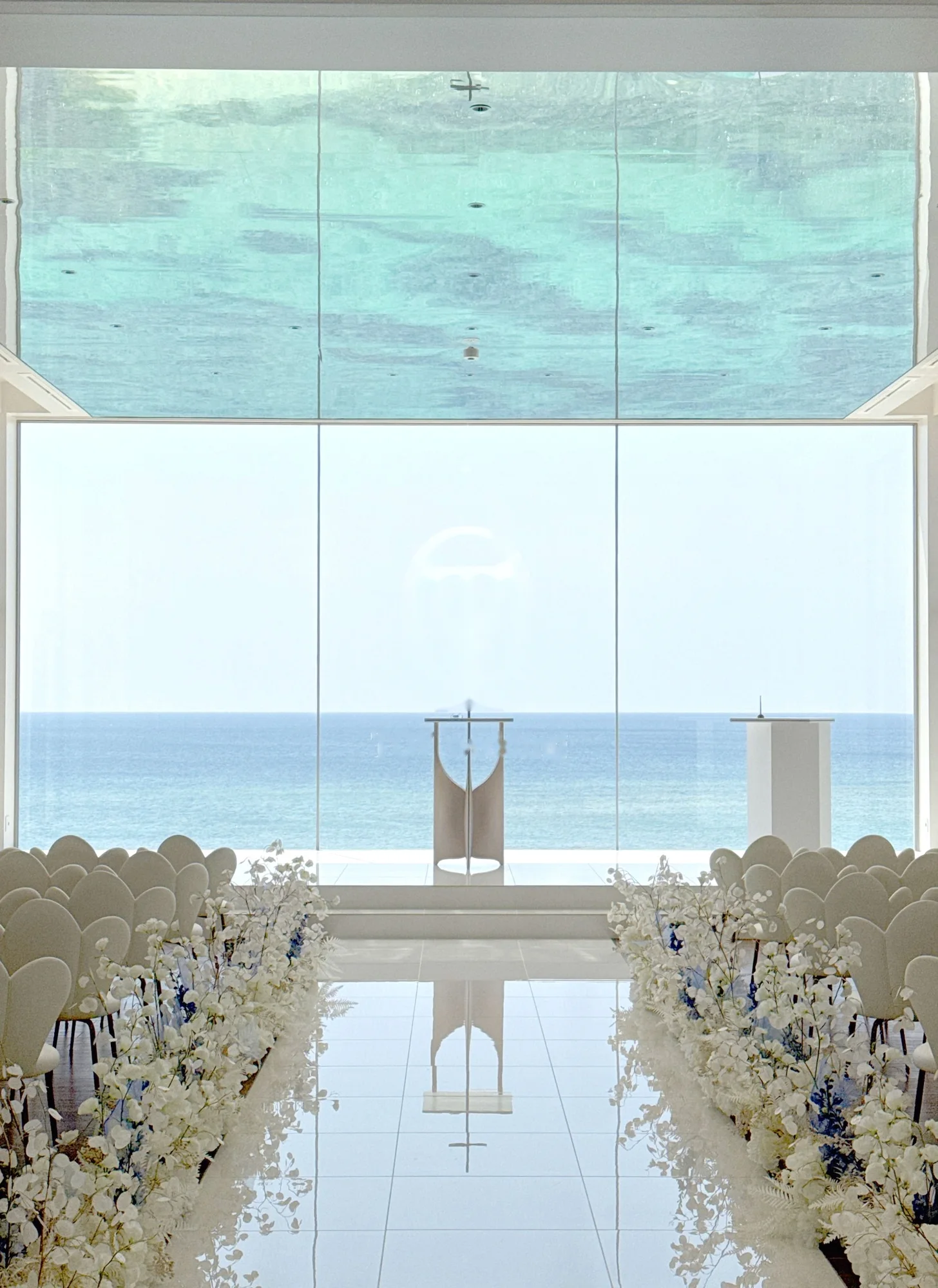 Lazor sea resort Siele 내부의 바다가 보이는 창과 예식 공간